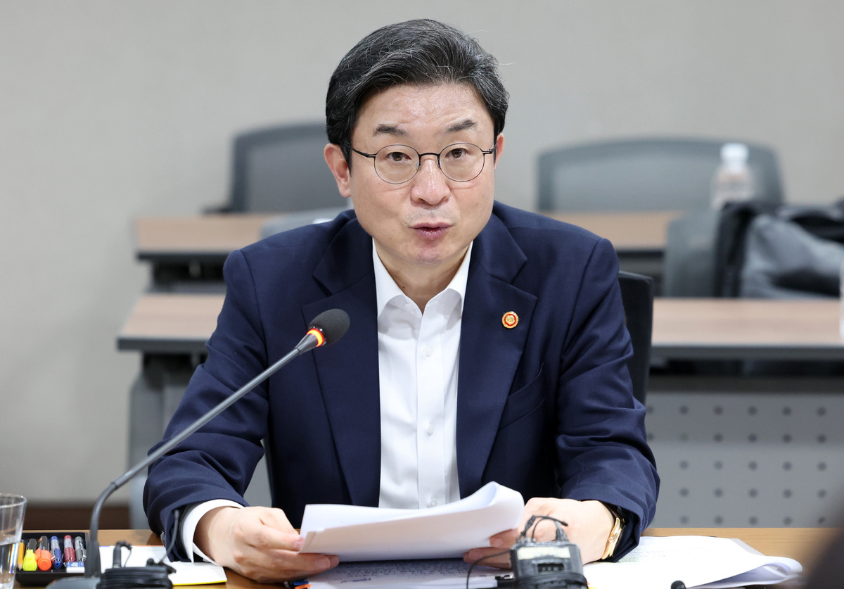 이억원 금융위원장이 28일 오후 서울 중구 한국프레스센터 신용회복위원회 대회의실에서 열린 포용적 금융 대전환 제5차 회의에 참석해 발언을 하고 있다. 뉴시스