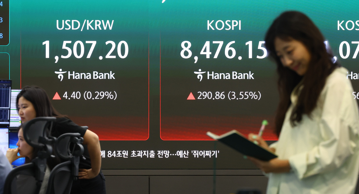 코스피는 전 거래일(8185.29)보다 290.86포인트(3.55%) 오른 8476.15에 마감한 29일 오후 서울 중구 하나은행 딜링룸 전광판에 지수가 표시돼 있다. 코스닥 지수는 전 거래일(1104.36)보다 29.56포인트(2.68%) 하락한 1074.80에 거래를 마쳤다. 뉴시스