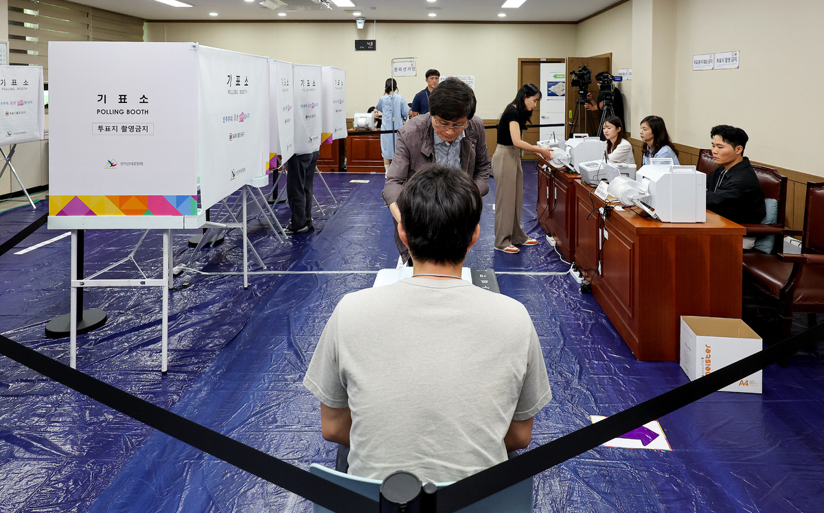 제9회 전국동시지방선거 사전투표 첫날인 29일 대구 수성구 범어1동 사전투표소에서 유권자들이 투표를 하고 있다. 뉴시스