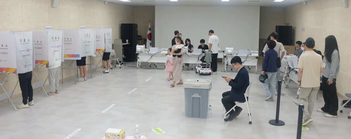제9회 전국동시지방선거 사전투표 둘째 날인 30일 전북 전주시 덕진구 송천3동주민센터에 마련된 사전투표소에서 유권자들이 투표를 하기 위해 줄지어 서 있다. 뉴시스