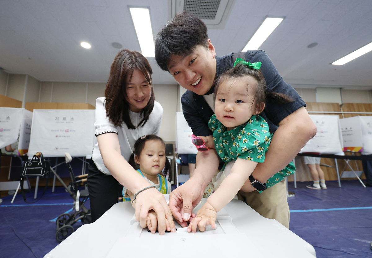 제9회 전국동시지방선거 사전투표 마지막 날인 30일 서울 성동구 성수1가제2동 공공복합청사에 마련된 사전투표소에서 한 가족이 투표를 하고 있다. 뉴시스