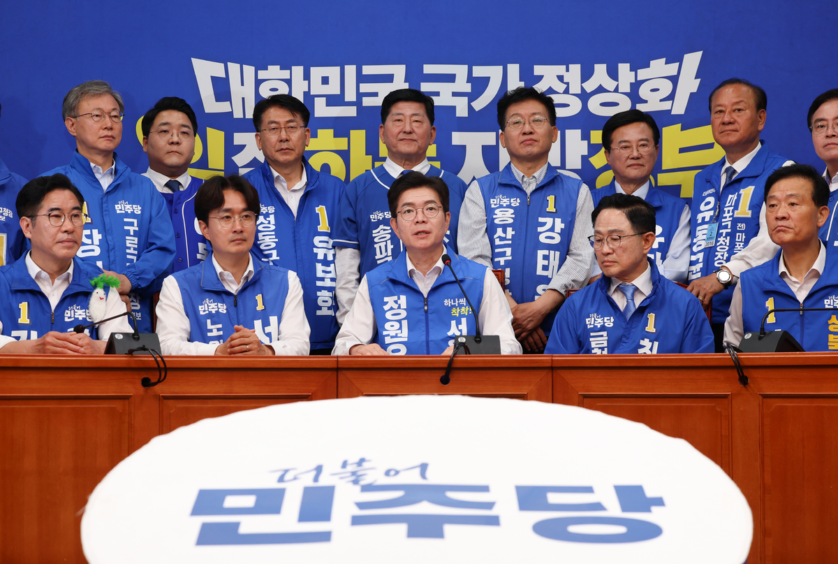 정원오(가운데) 더불어민주당 서울시장 후보가 2일 서울 여의도 국회에서 진행된 25개구 구청장 후보 합동 기자회견에서 발언하고 있다. 뉴시스