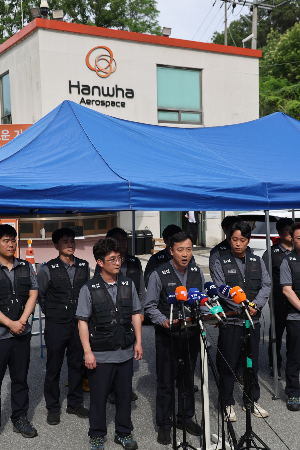 허록 전국화학연맹 한화노동조합 위원장을 비롯한 조합원들이 1일 한화에어로스페이스 대전사업장 앞에서 폭발사고와 관련해 규탄 성명을 발표하고 있다. 뉴시스