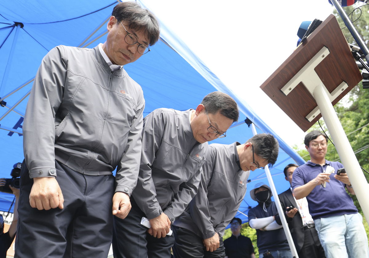 손재일(가운데) 한화에어로스페이스 대표이사와 임직원들이 지난 1일 대전사업장 앞에서 폭발사고 관련 브리핑을 마치고 고개를 숙이고 있다. 뉴시스
