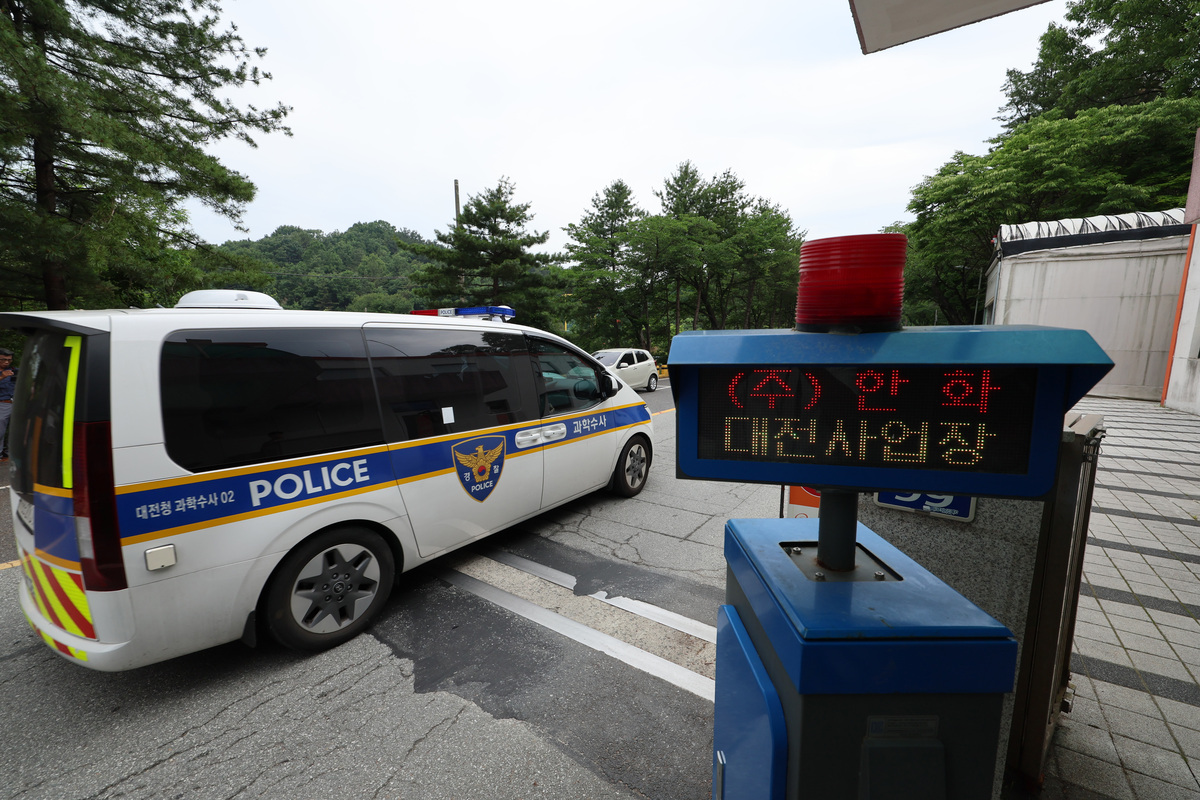 노동당국이 최근 폭발사고로 7명 사상사가&nbsp;발생한 한화에어로스페이스 대전사업장을 비롯해 서울 본사 등 압수수색을 4일 진행 중이라고 밝혔다. 사진은 지난 2일&nbsp;&nbsp;합동 감식을 위해 한화에어로스페이스 대전사업장으로 진입하는&nbsp;경찰 과학수사 차량. 뉴시스