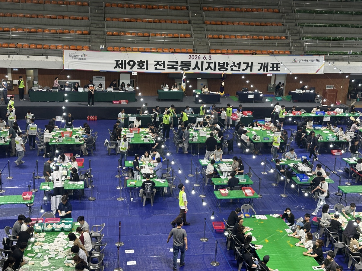 제9회 전국동시지방선거가 치러진 지난 3일 오후 대전 중구 한밭체육관에 마련된 개표소에서 개표 사무원들이 개표 작업을 하고 있다. 뉴시스