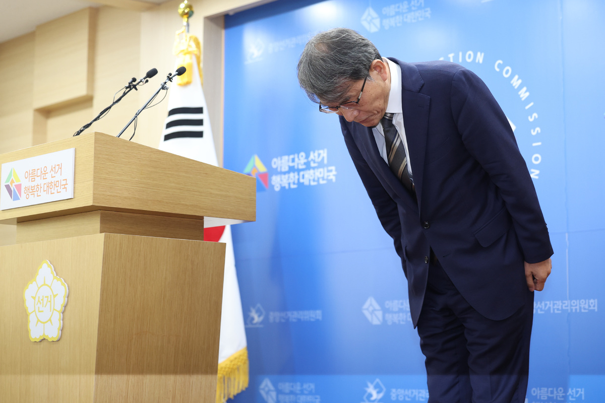 노태악 중앙선거관리위원장이 5일 경기 과천 중앙선거관리위원회 과천청사에서 대국민 사과문 발표를 마친 뒤 인사하고 있다. 뉴시스