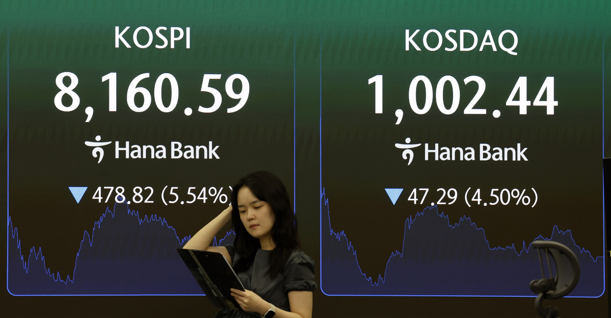서울 중구 하나은행 딜링룸 전광판에 국내 증시 지수가 표시되고 있다. 뉴시스
