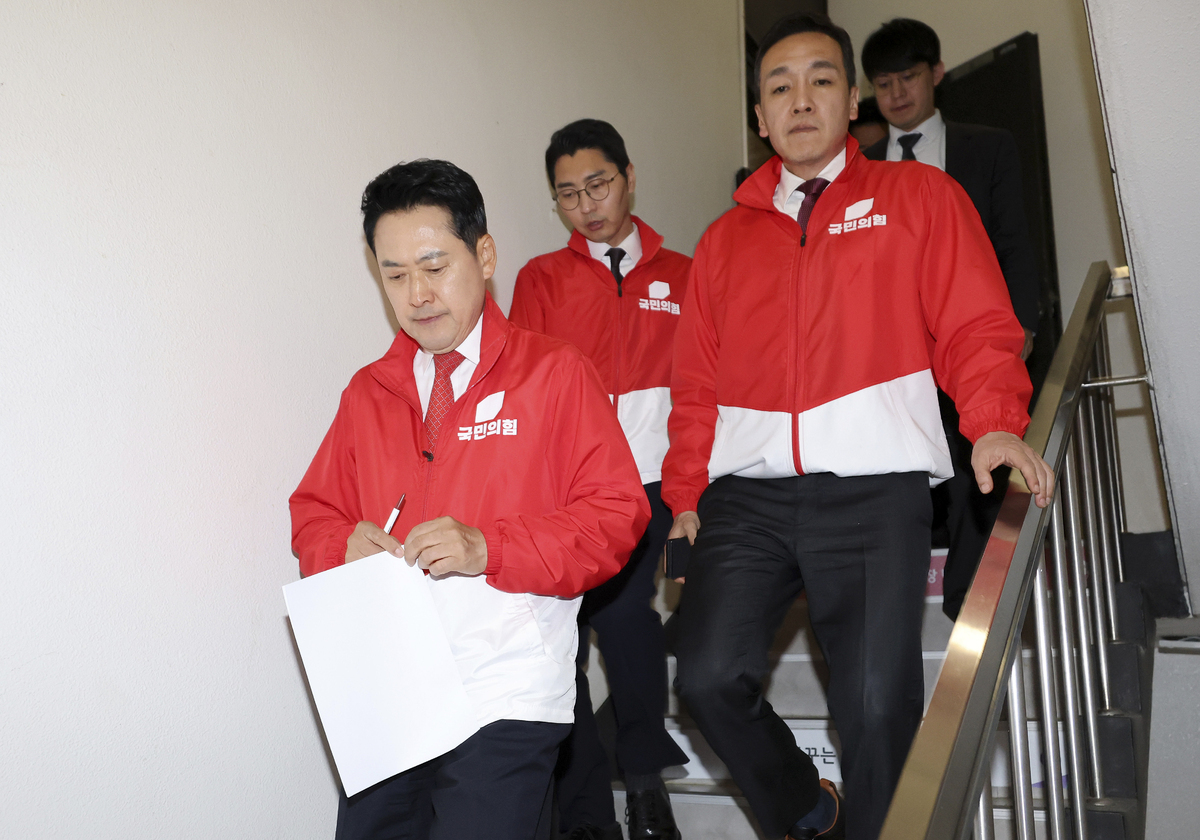 장동혁 국민의힘 대표가 지난 3일 오후 서울 여의도 중앙당사에서 투표용지 부족 사태와 관련한 개표 중단 요구 브리핑을 마친 뒤 과천 중앙선거관리위원회 항의 방문을 위해 이동하고 있다. (공동취재)