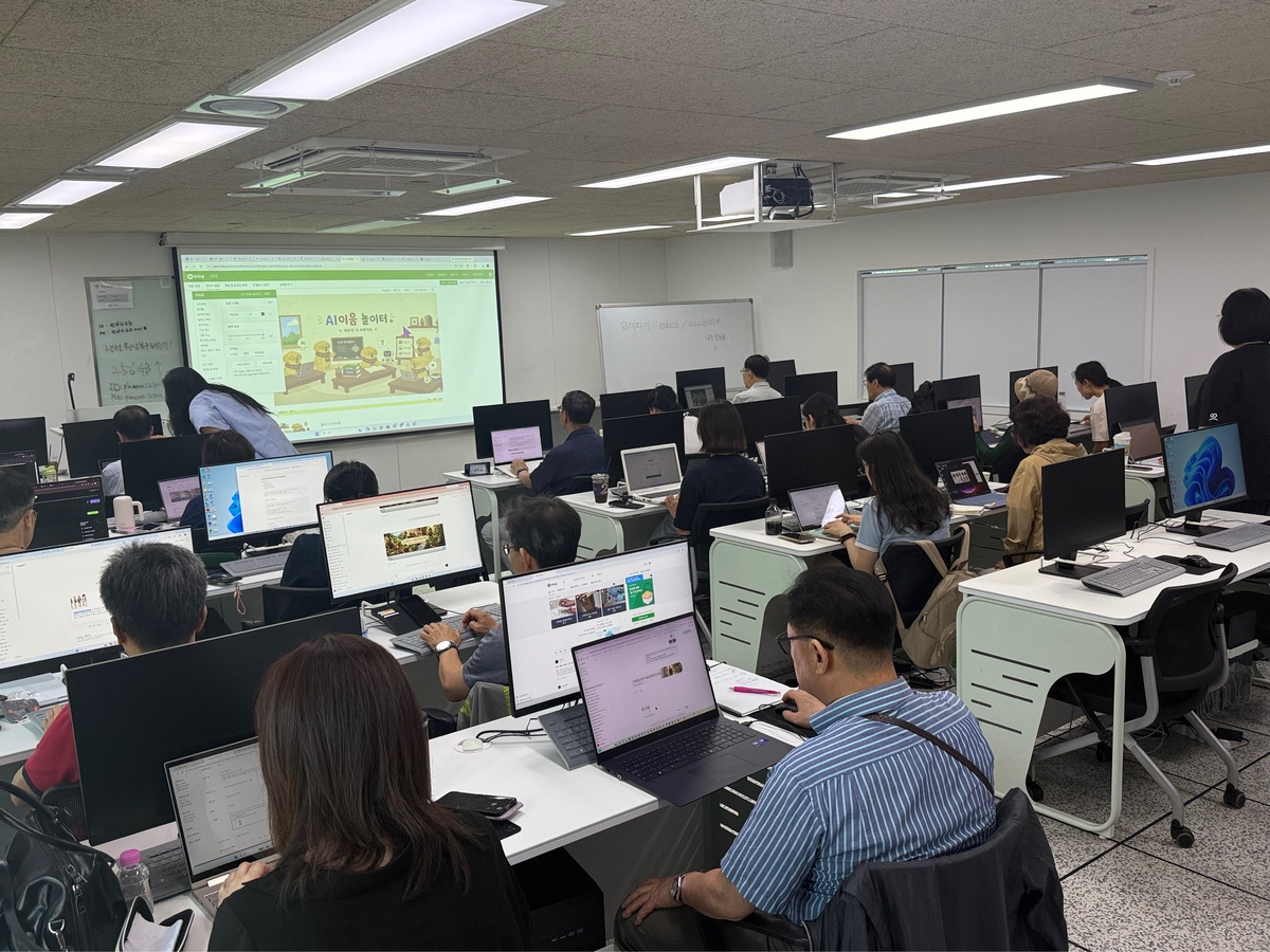 서울 은평구 소재 서울시50플러스재단의 중장년취업사관학교 강의실에서 수강생들이 컴퓨터 화면을 응시하며 실습에 몰두하고 있다. 주다솔 기자
