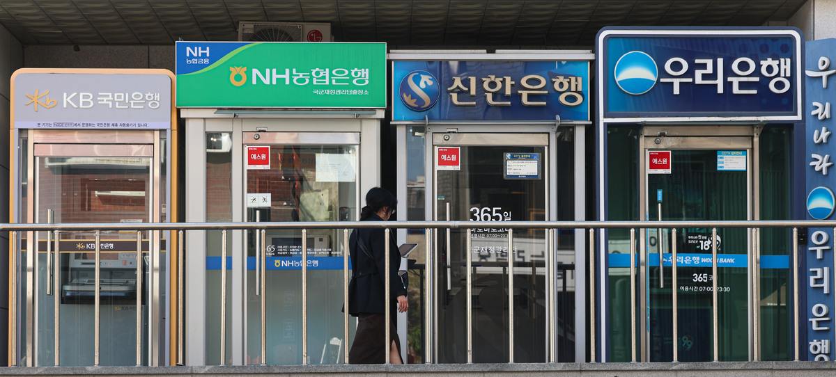 지난 4월 서울 시내 마련된 주요 은행 ATM 모습. 뉴시스