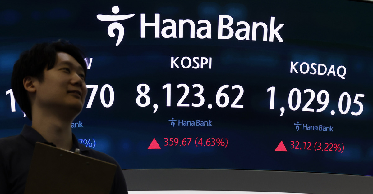 코스피가 전 거래일(7763.95)보다359.67포인트(4.63%) 오른 8123.62에 마감한 12일 오후 서울 중구 하나은행 딜링룸 전광판에 지수가 표시 되고 있다. 뉴시스