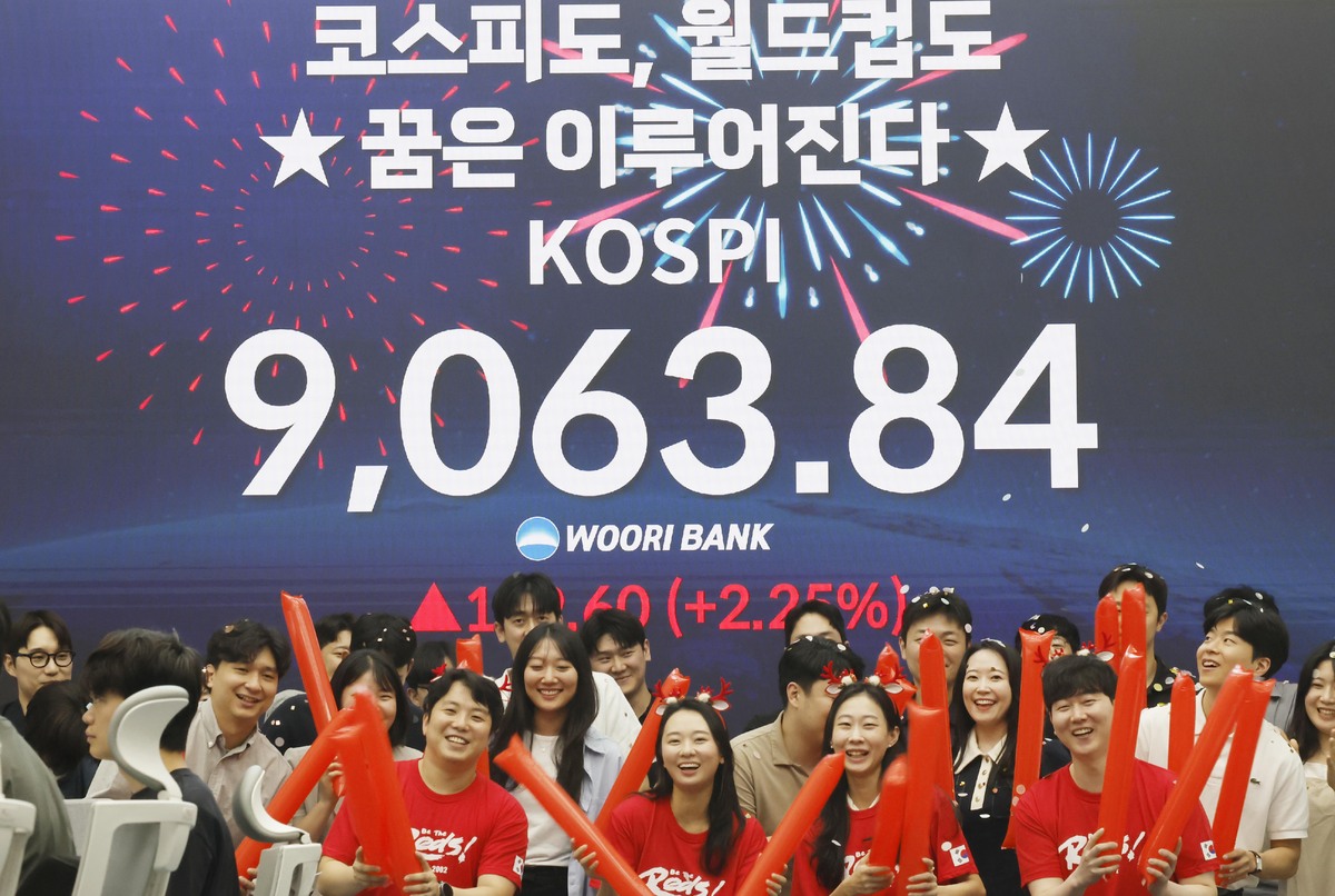 코스피가 사상 처음으로 9000을 돌파한 18일 오후 서울 중구 우리은행 본점 딜링룸에서 직원들이 축하 세리머니를 하고 있다. 뉴시스