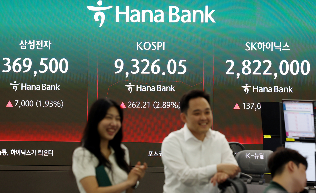 19일 오전 서울 중구 하나은행 딜링룸 전광판에 코스피 지수가 표시되고 있다. 뉴시스
