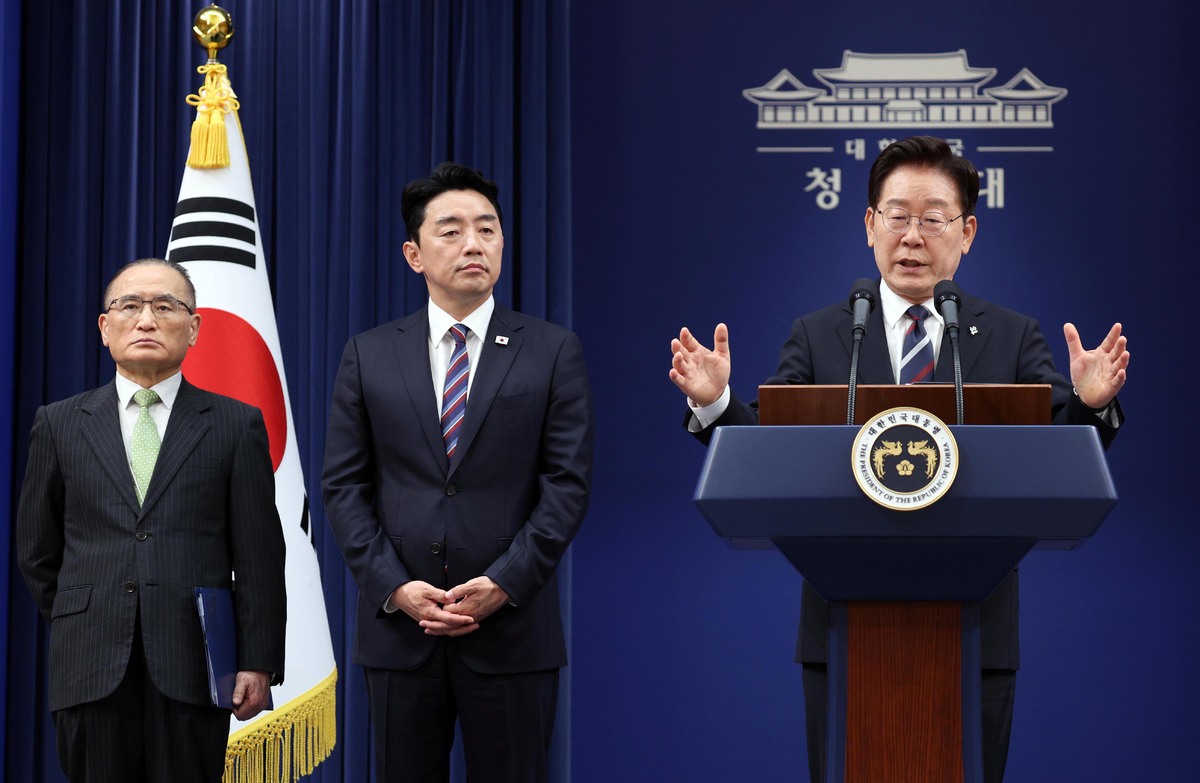 이재명 대통령이 19일 청와대 춘추관에서 유럽·G7 순방 결과 브리핑 후 취재진의 질문에 답변하고 있다. 뉴시스