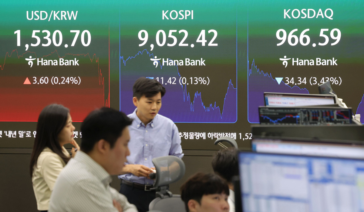 코스피가 전 거래일보다 11.42포인트(0.13%) 내린 9052.42에 마감한 19일 오후 서울 중구 하나은행 딜링룸 전광판에 지수가 표시되고 있다. 뉴시스