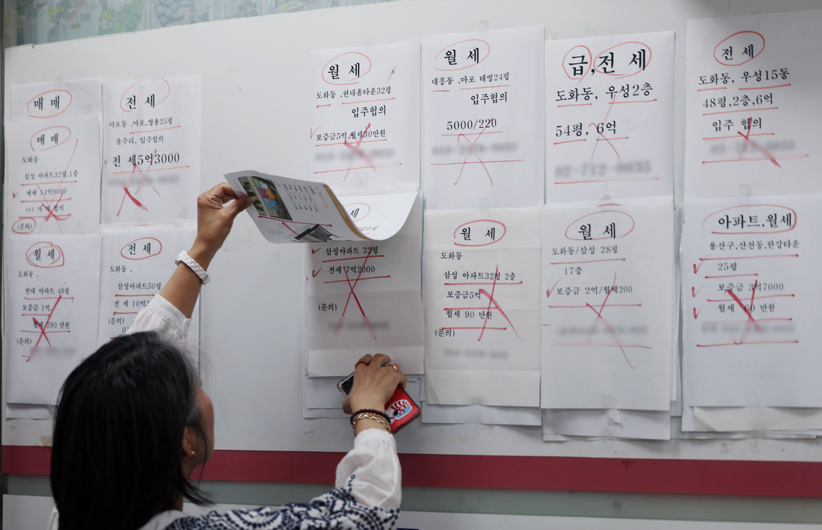 전국 전셋값도 상승세를 이어가고 있는 2일 서울 시내 부동산에 매물 정보가 붙어있다. 뉴시스