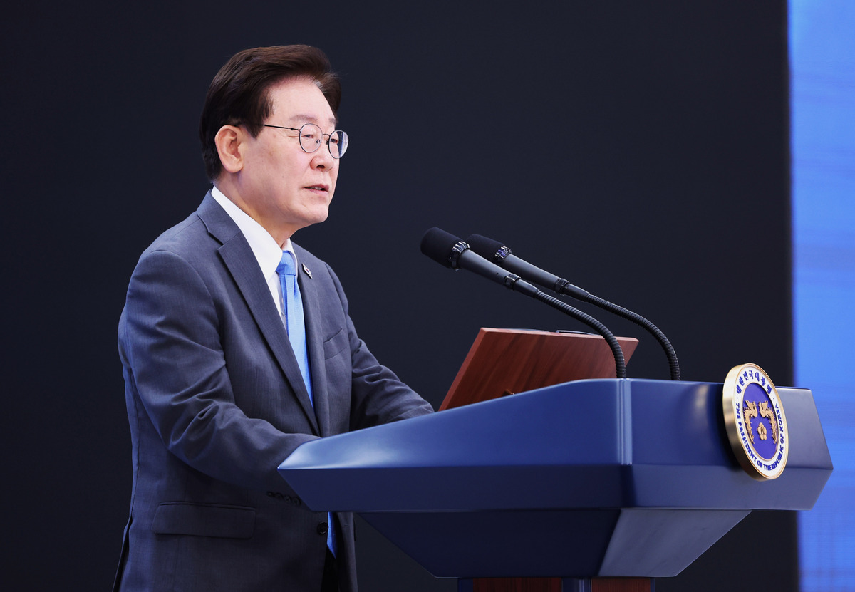 이재명 대통령이 3일 경남 진주시에서 열린 영남권 첨단산업 발전비전 국민보고회에서 축사를 하고 있다.뉴시스