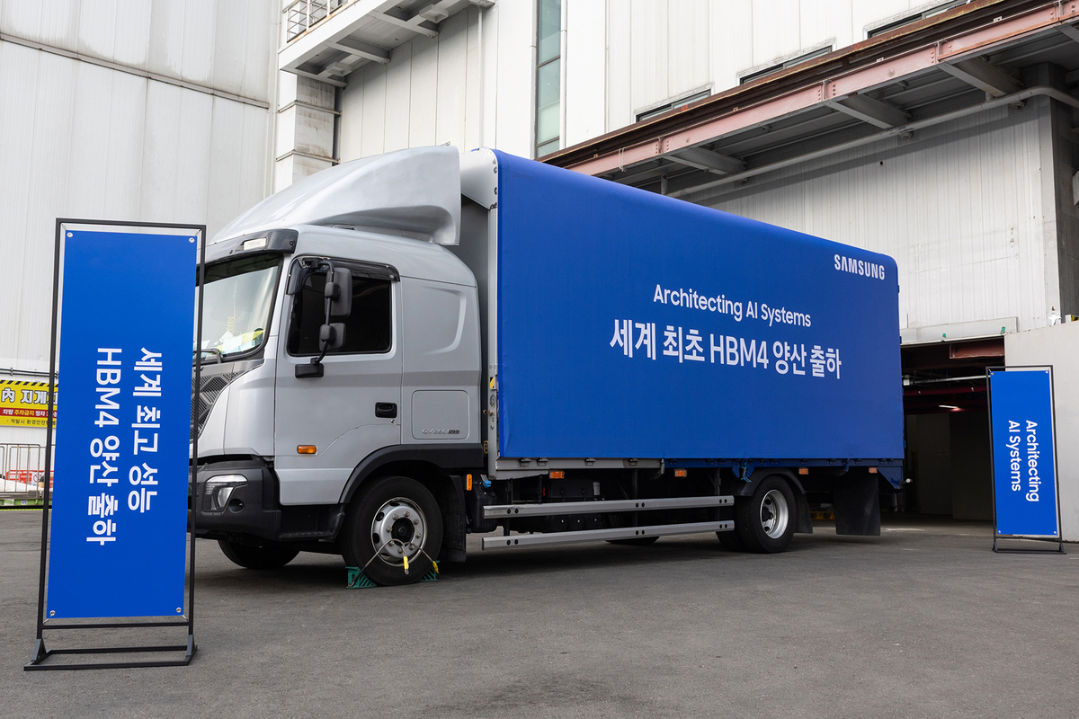 삼성전자는 12일 세계 최초로 업계 최고 성능의 HBM4를 양산 출하했다고 밝혔다. 이번 제품에는 최선단 공정 1c D램(10나노급 6세대)을 선제적으로 도입해 재설계 없이 양산 초기부터 안정적인 수율과 업계 최고 수준의 성능을 확보했다. 삼성전자 제공