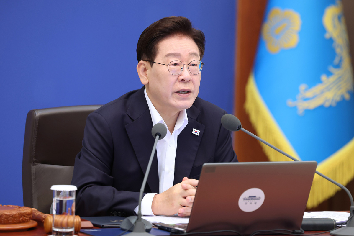 이재명 대통령이 14일 청와대에서 열린 국무회의에서 발언하고 있다. 이날 이 대통령은 ‘잠재성장률 3%, 수출 4강, 1인당 국민총소득 5만달러’를 목표로 하는 이른바 ‘3·4·5 비전’을 공개하고 반도체 초호황과 인공지능(AI) 산업 전환을 성장 기회로 삼겠다고 강조했다. 뉴시스
