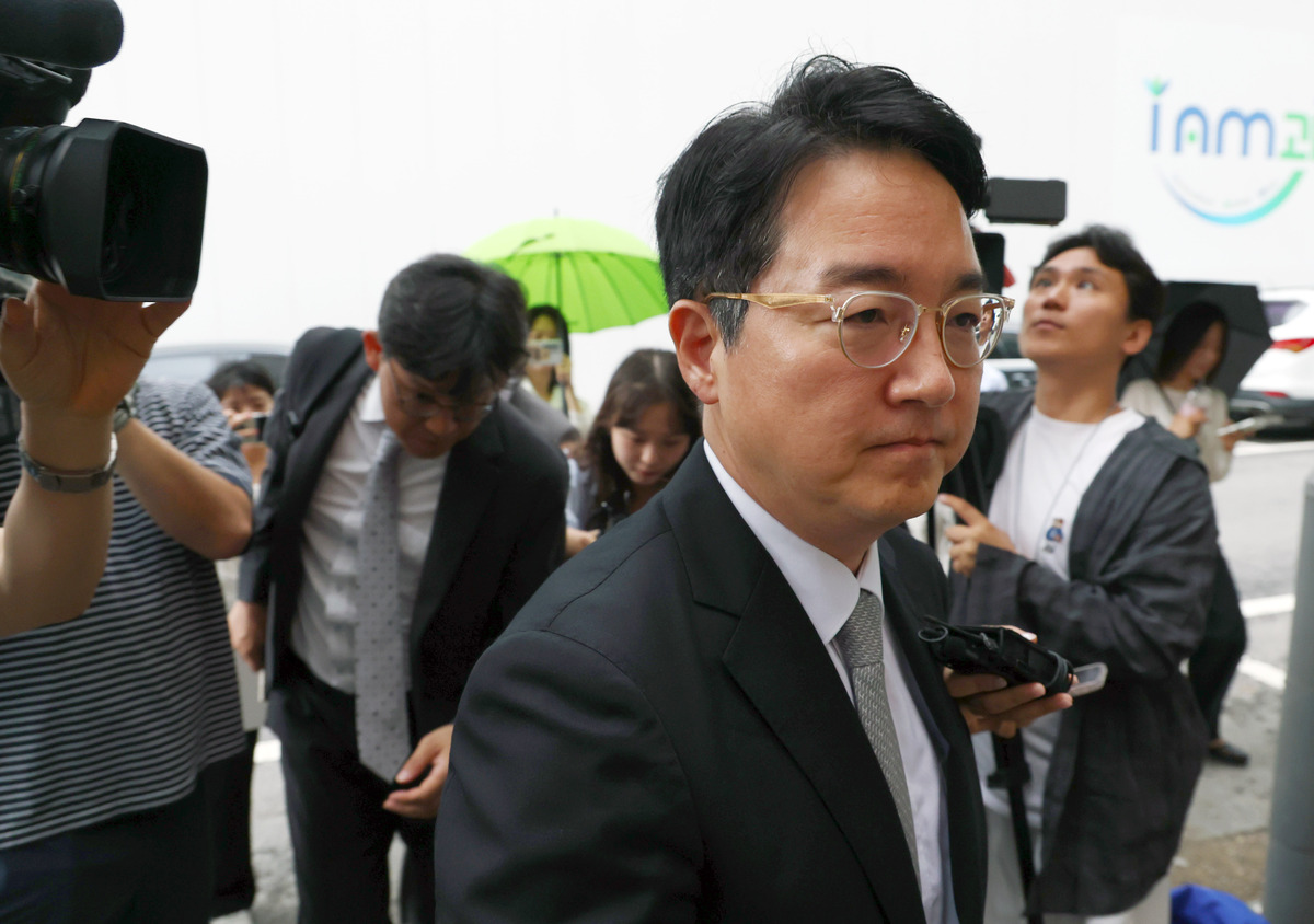 도이치모터스 주가조작 수사 무마 의혹을 받는 심우정 전 검찰총장이 지난 10일 피의자 조사를 위해 경기 과천 2차 종합특검으로 출석하고 있다. 심 전 총장에 대해 특검은 14일 내란 중요임 및 직권남용 혐의로 구속영장을 청구했다. 뉴시스