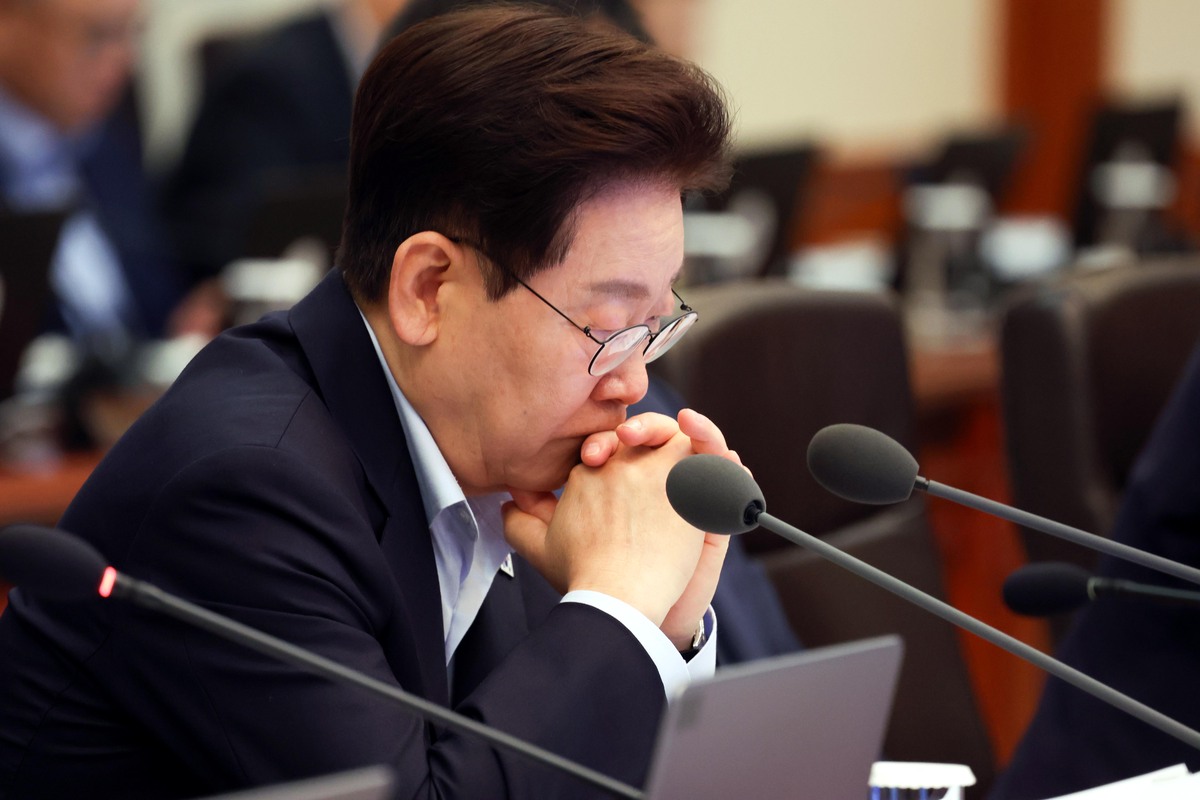 이재명 대통령이 21일 청와대에서 열린 국무회의에서 자료를 살펴보고 있다.(청와대통신사진기자단)