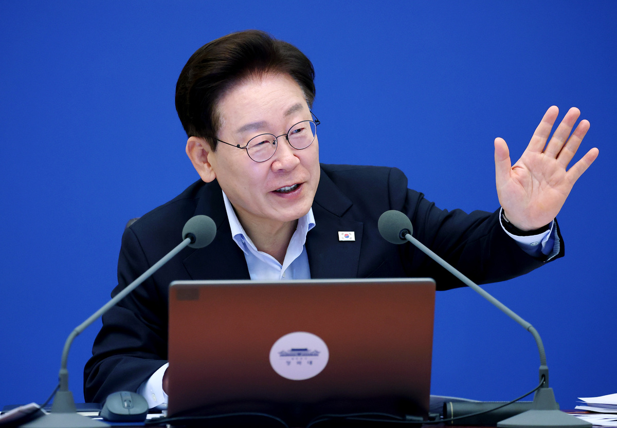 이재명 대통령이 21일 청와대에서 열린 국무회의에서 발언하고 있다. 뉴시스