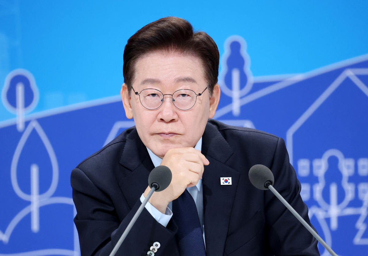 이재명 대통령이 지난 23일 서울 여의도 KBS 별관에서 열린 부동산정책 국민 대토론회에서 참석자들의 질문을 경청하고 있다. 뉴시스