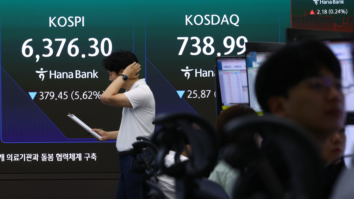 코스피가 5.26% 내린 6400.27에 개장한 28일 오전 서울 중구 하나은행 딜링룸에 지수가 표시돼 있다. 뉴시스 제공