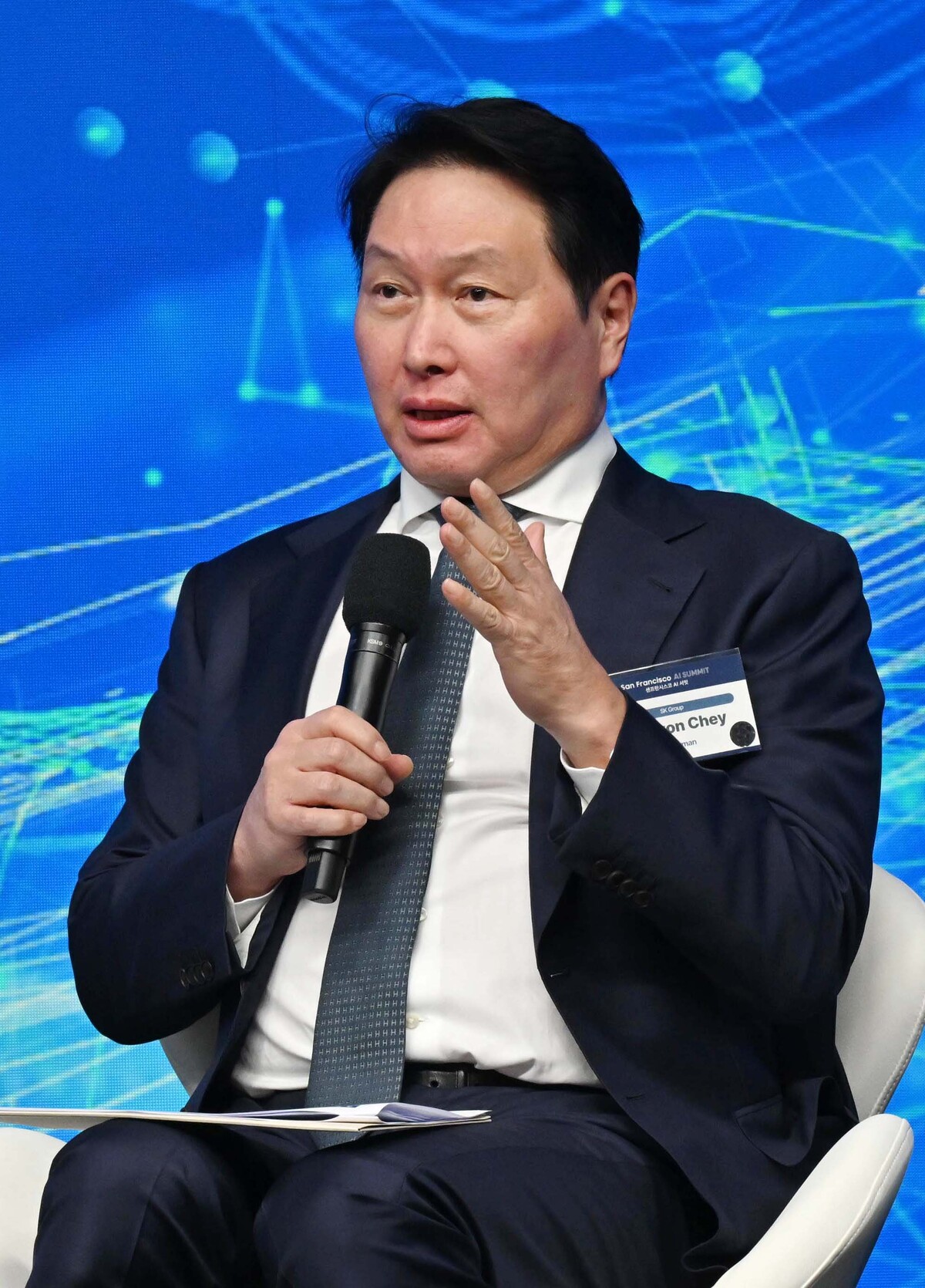 최태원 SK그룹 회장이&nbsp;SK하이닉스 주식을 처음으로 직접 매입했다.&nbsp;매입 규모는 종가 132만2000원 기준 약 47억9000만원이다. 최 회장이 지난 24일&nbsp;미국 샌프란시스코 더 미드웨이에서 열린 샌프란시스코 AI 서밋에서 발언을 하고 있다. 뉴시스