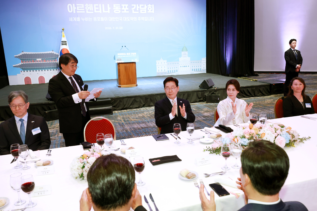 이재명 대통령과 김혜경 여사가 1일 아르헨티나 부에노스아이레스의 한 호텔에서 열린 동포 만찬간담회에서 최도선(왼쪽 두번째) 재아르헨티나 한인회장의 환영사에 박수를 치고 있다. 뉴시스