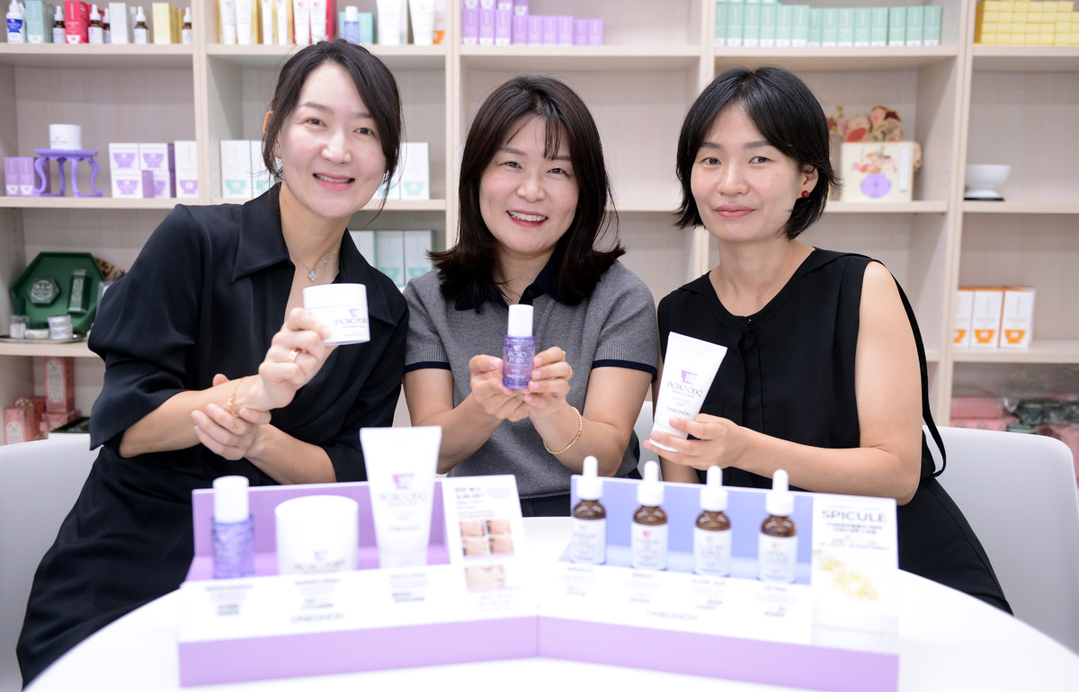 이교진 부사장, 옥지윤 대표, 최은주 글로벌 본부장(왼쪽부터)이 원오오의 주력 라인업을 소개하고 있다. 원오오는 100년 전 약방의 지혜를 현대 피부과학으로 해석해, 100세 시대의 피부 관리를 설계하는 K-롱제비티 뷰티 브랜드다. 사진=김두홍 기자 kimdh@sportsworldi.com