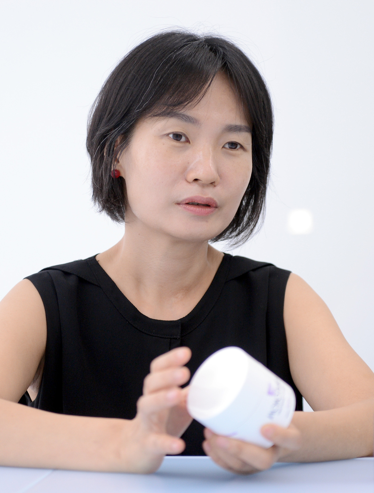 원오오 최은주 글로벌 본부장이 본지와 인터뷰를 진행하고 있다. 원오오는 100년 전 약방의 지혜를 현대 피부과학으로 해석해, 100세 시대의 피부 관리를 설계하는 K-롱제비티 뷰티 브랜드다. 사진=김두홍 기자 kimdh@sportsworldi.com