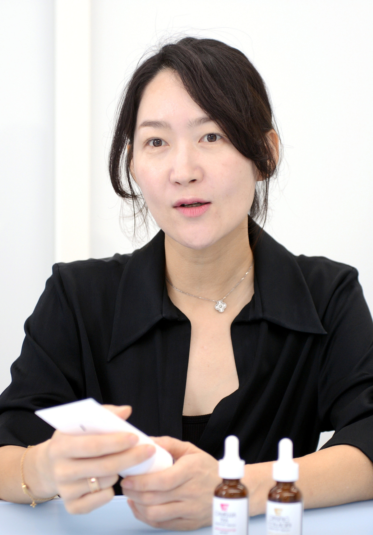 원오오 이교진 부사장이 본지와 인터뷰를 진행하고 있다. 원오오는 100년 전 약방의 지혜를 현대 피부과학으로 해석해, 100세 시대의 피부 관리를 설계하는 K-롱제비티 뷰티 브랜드다. 사진=김두홍 기자 kimdh@sportsworldi.com