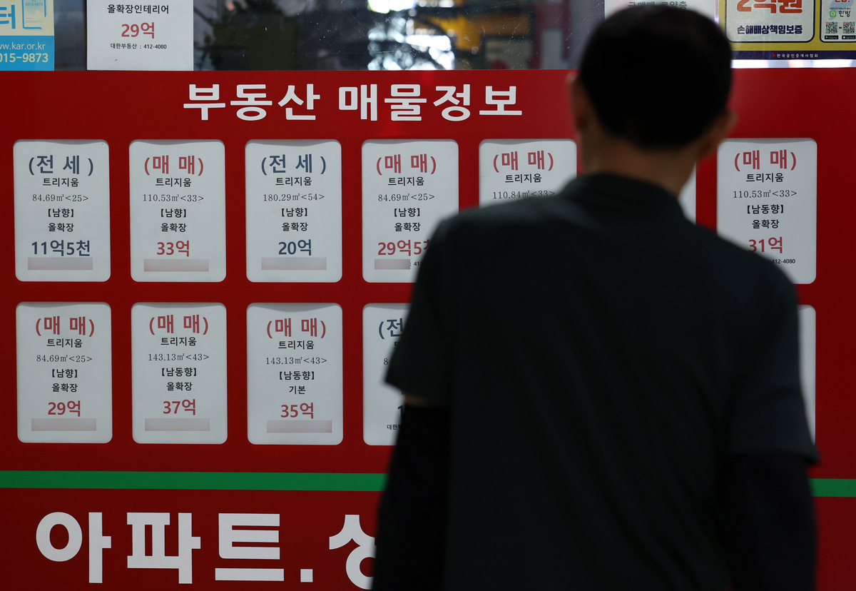 정부의 세제개편에 따른 세 부담 강화로 전월세 시장 불안이 커지고 있다. 정부는 시장 혼란을 잠재우기 위해 조만간 공급대책을 내놓겠다는 입장이다. 서울 송파구의 한 공인중개사무소에 매물 안내문이 붙어 있다. 뉴시스