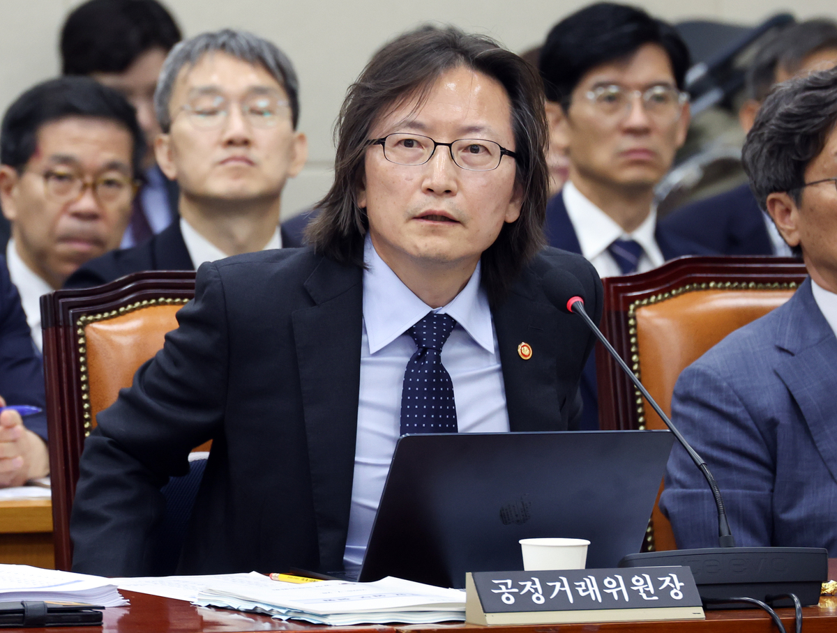 공정거래위원회가 국고채 입찰 과정에서 주요 증권사와 은행이 담합한 혐의를 포착해 곧 심의에 넘긴다.&nbsp;사진은 주병기 공정거래위원장이 지난달 28일 여의도 국회에서 열린 정무위원회 제2차 전체회의에서 의원들의 질의에 답하고 있는 모습. 뉴시스 제공