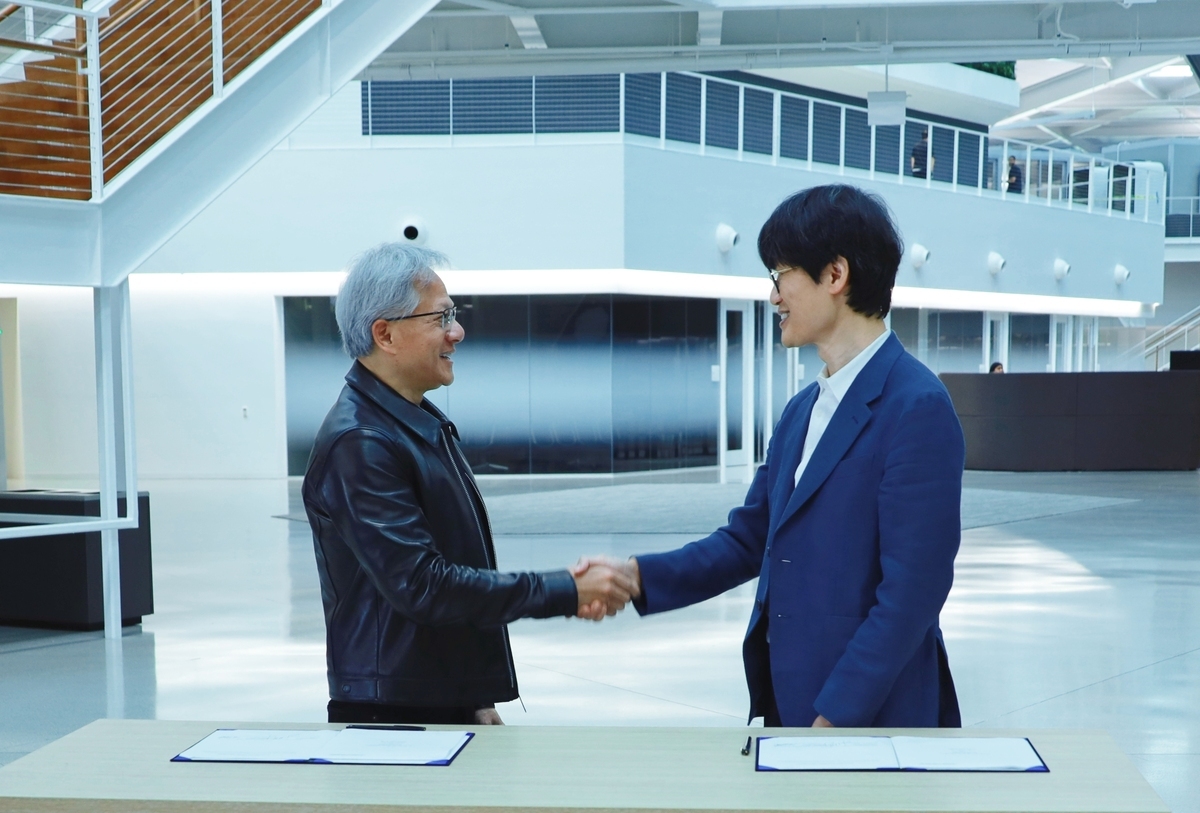 이해진 네이버 의장(오른쪽)과 젠슨 황 엔비디아 최고경영자(CEO)가 지난달 미국 엔비디아 사옥에서 10억 달러 규모의 전략적 투자 계약을 체결한 후 악수를 하고 있다. 네이버 제공