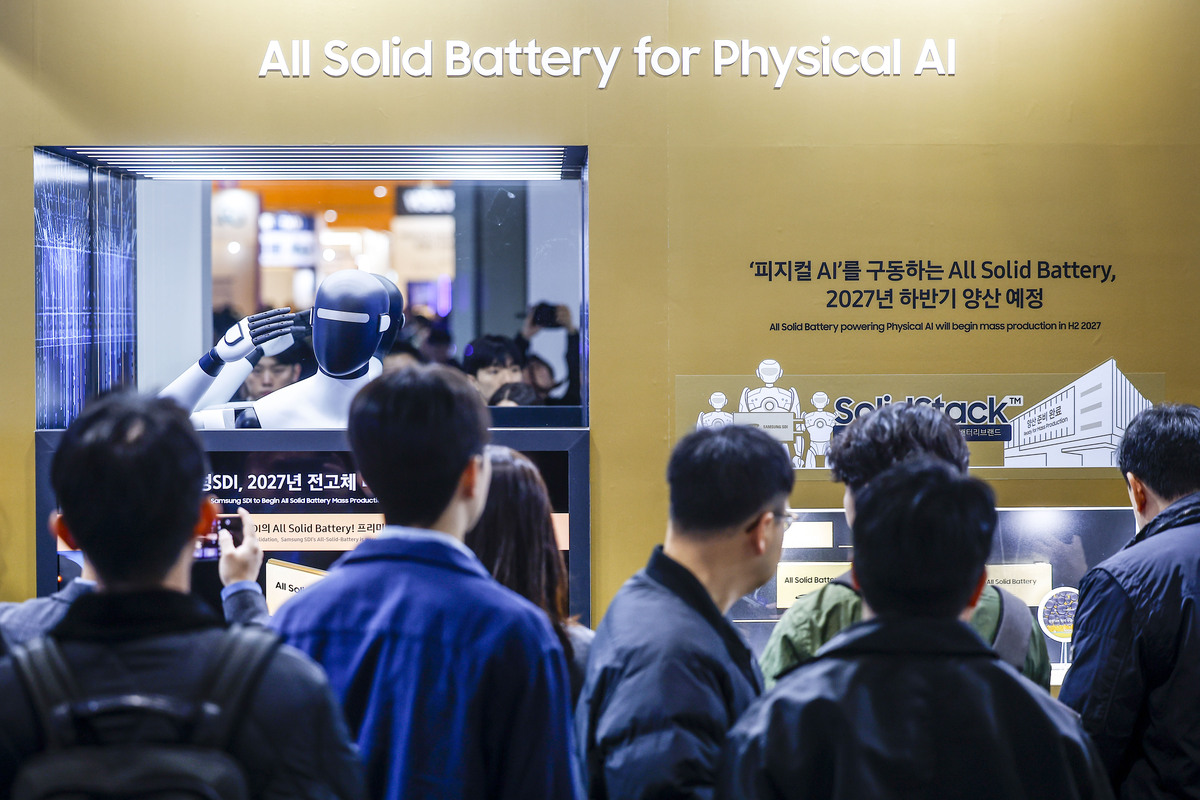 서울 강남구 코엑스에서 열린 인터배터리 2026에서 삼성SDI의 '피지컬 AI'용 전고체 배터리 샘플이 전시돼 있다. 뉴시스