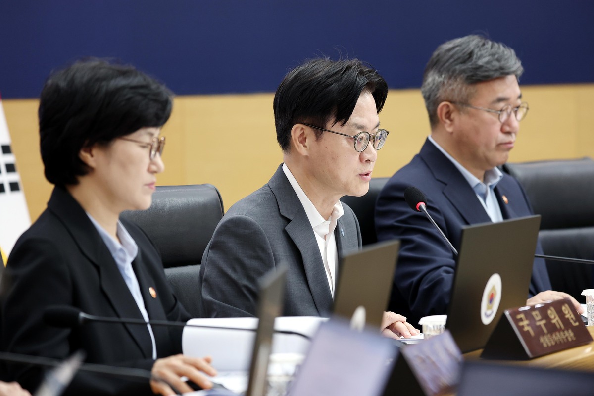 김정관 산업통상부 장관이 11일 정부세종청사에서 열린 국무회의에서 메가프로젝트 2차 민관합동 점검 회의 및 결과에 대해 보고하고 있다. 뉴시스