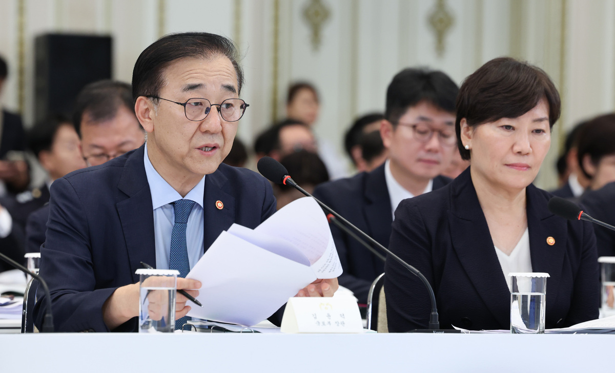 김윤덕 국토교통부 장관(왼쪽)이 지난달 16일 청와대 영빈관에서 열린 '국민과 함께 하는 두 번째 업무 보고회'에서 업무보고를 하고 있다. 뉴시스