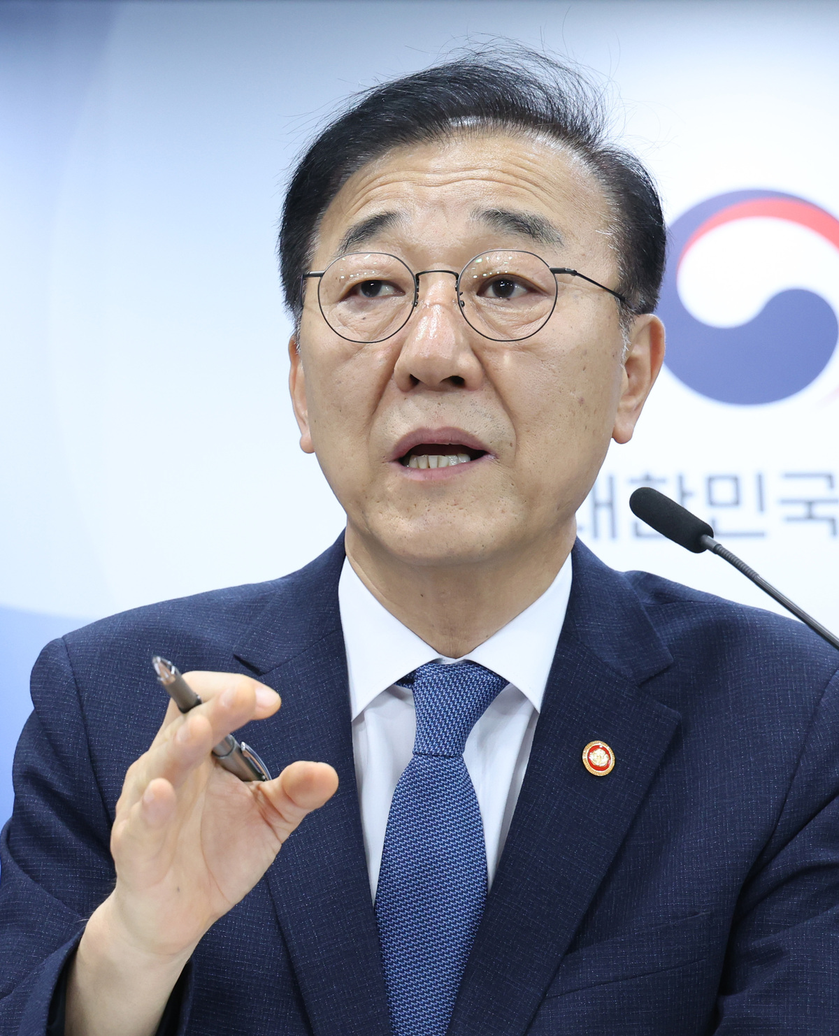 김윤덕 국토교통부 장관이 13일 오전 서울 종로구 정부서울청사에서 ‘전월세 및 매매시장 안정을 위한 주택 신속공급 방안 및 부동산 시장 안정을 위한 금융 종합대책’을 발표한 뒤 기자들의 질문에 답하고 있다. 뉴시스