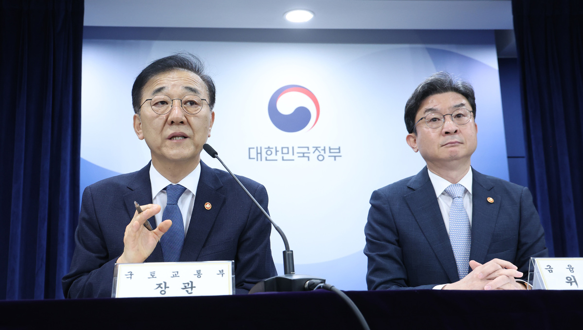 김윤덕 국토교통부 장관(왼쪽)이 13일 오전 서울 종로구 정부서울청사에서 ‘전월세 및 매매시장 안정을 위한 주택 신속공급 방안 및 부동산 시장 안정을 위한 금융 종합대책’을 발표하고 있다. 뉴시스
