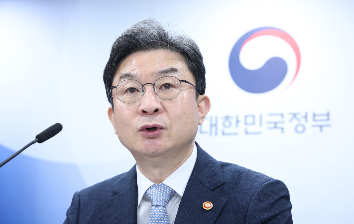 이억원 금융위원장이 지난 13일 오전 서울 종로구 정부서울청사에서 '전월세 및 매매시장 안정을 위한 주택 신속공급 방안 및 부동산 시장 안정을 위한 금융 종합대책'을 발표하고 있다. 뉴시스