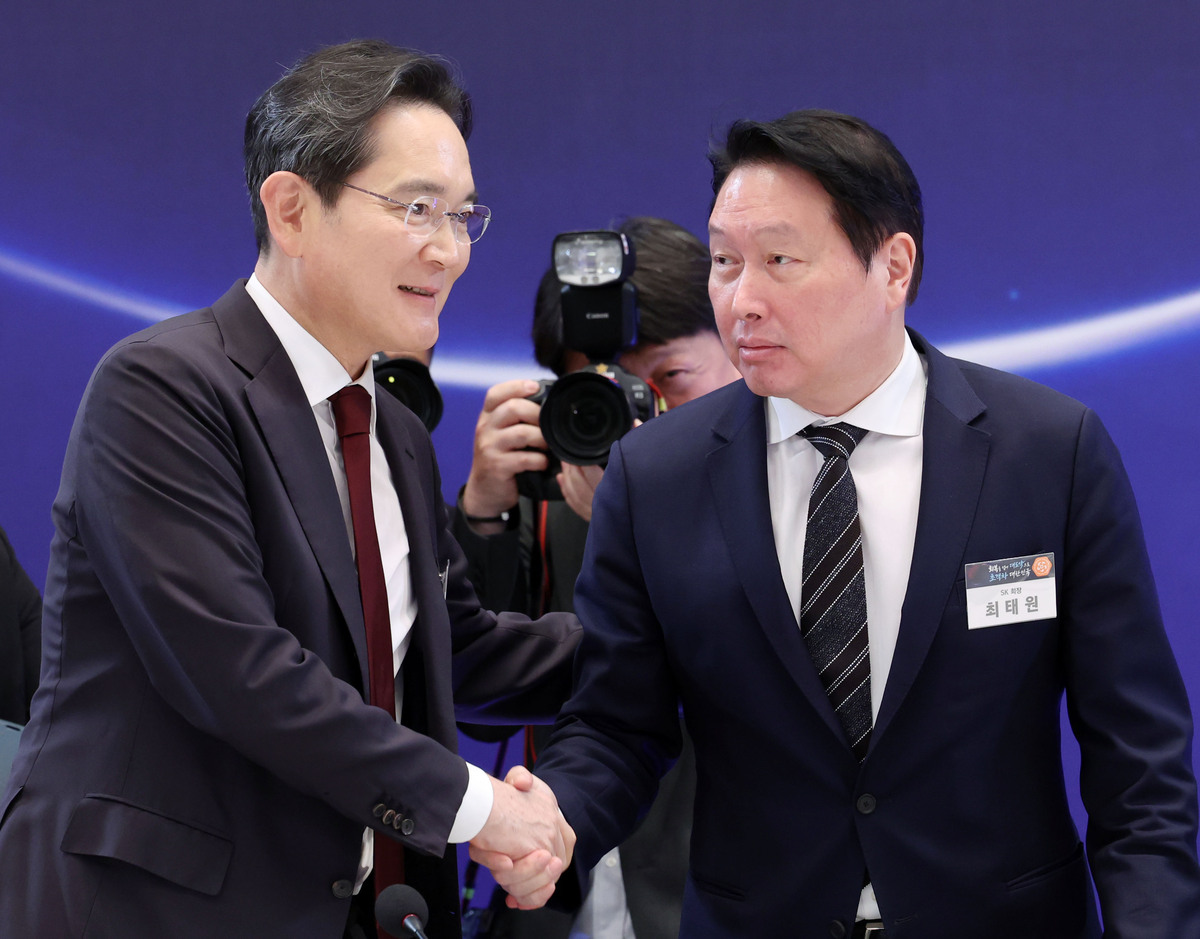 이재용(왼쪽) 삼성전자 회장과 최태원 SK회장이 지난 6월&nbsp;청와대 영빈관에서 열린 ‘대한민국 대도약 3대 메가프로젝트 국민보고회’에서 악수하고 있다. 뉴시스