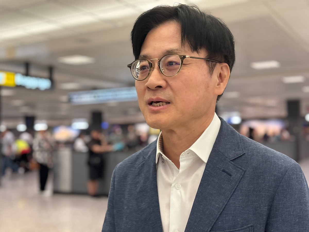 김정관 산업통상부 장관이 17일 미국 워싱턴DC 인근 덜레스국제공항으로 입국하며 특파원들 질문에 답하고 있다. 뉴시스