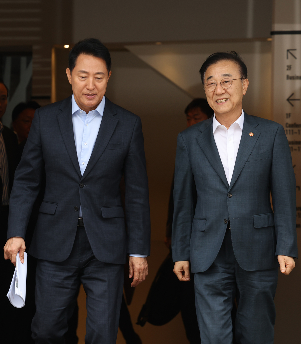 김윤덕 국토교통부 장관(오른쪽)과 오세훈 서울시장이 지난 20일 서울 중구 모처에서 주택공급 관련 회동을 끝내고 함께 나서고 있다. 뉴시스