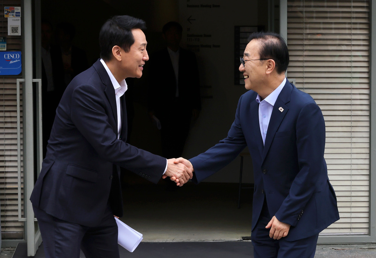 김윤덕(오른쪽) 국토교통부 장관과 오세훈 서울시장이 26일 오전 서울 중구 달개비에서 주택공급 관련 2차 회동을 마친 뒤 악수하고 있다. 뉴시스