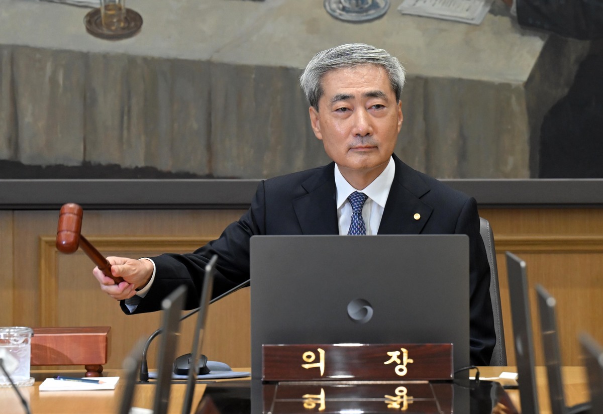 신현송 한국은행 총재가 27일 오전 서울 중구 한국은행에서 열린 금융통화위원회 회의에서 의사봉을 두드리고 있다. 이날 금통위는&nbsp;기준금리를 기존 2.75%에서 연 3.00%로&nbsp;0.25%포인트 인상했다.&nbsp;뉴시스