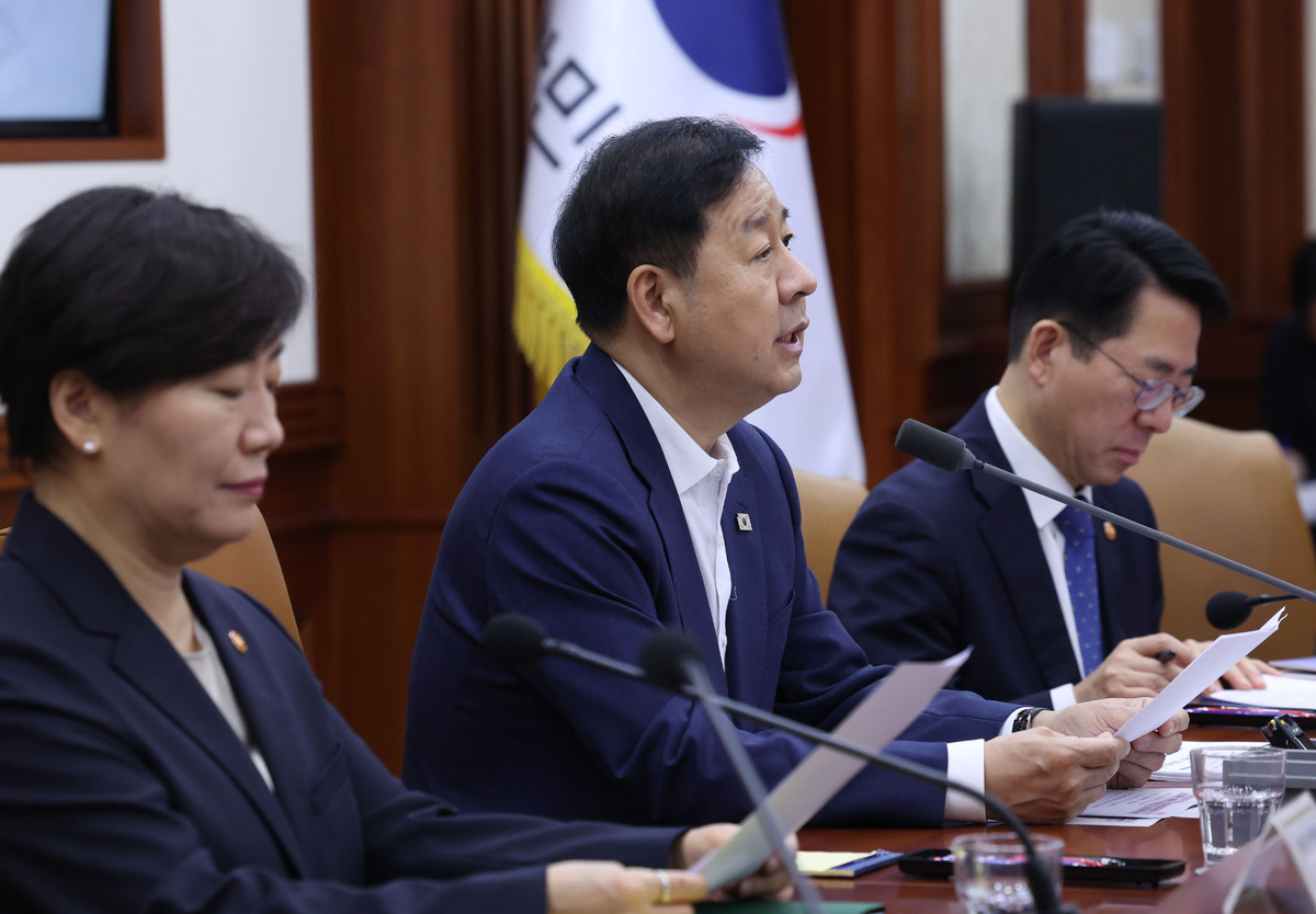 구윤철 부총리 겸 재정경제부 장관이 28일 오전 서울 종로구 정부서울청사에서 비상경제본부회의 겸 경제관계장관회의 겸 민생물가 특별관리 관계장관 TF 회의를 주재하고 있다.