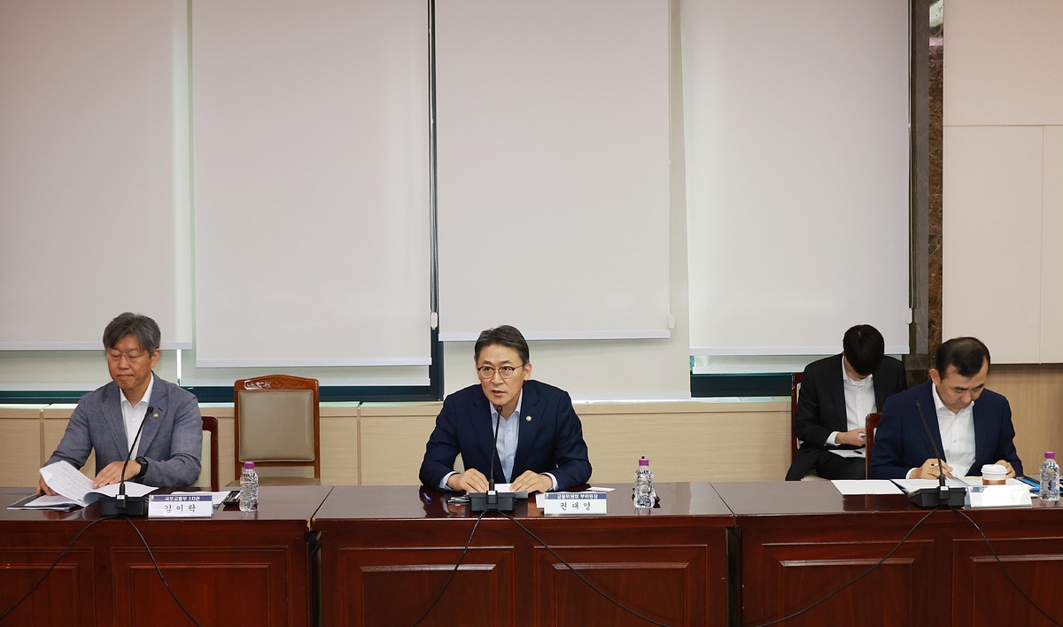 권대영 금융위원회 부위원장이 28일 오전 서울 종로구 정부서울청사에서 개최한 '금융·건설업계 정례 간담회 킥오프 회의'에서 김이탁 국토교통부 제1차관, 금융·건설업계 관계자들과 8.13일 부동산 금융대책의 추진상황, 민간 공급 생태계 복원을 위한 지원사항, PF·건설사 금융애로 해소센터 등에 대해 논의했다. 금융위 제공